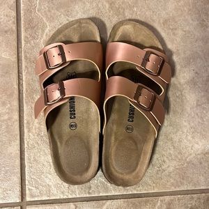 Cushionaire Lane cushioned sandal in rose gold (Birkenstock Arizona style)